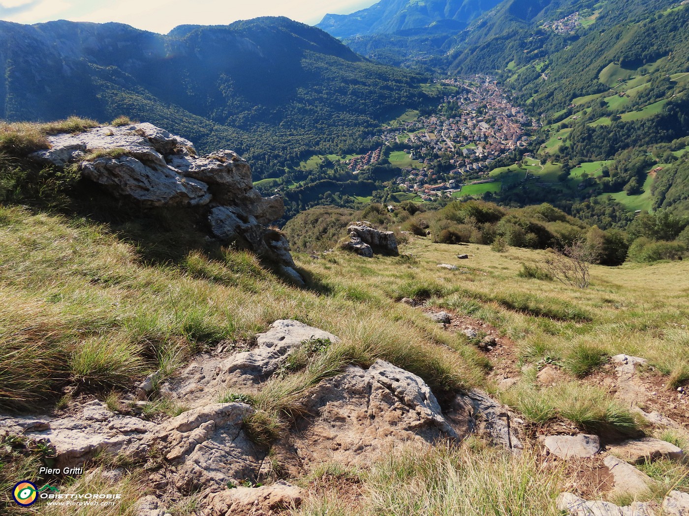 51 Scendendo in ripida discesa con bella vista in Val Serina.JPG